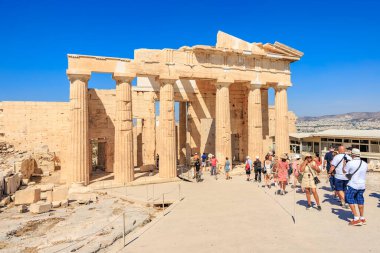 Bir grup insan sütunları olan bir binada yürüyorlar. Bina eski ve bir sürü tarihi var. 9 Ağustos 2024 Atina Yunanistan