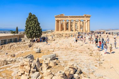 Büyük bir grup insan büyük bir binanın etrafında yürüyor. Bina bir tapınak ve insanlar ona hayran. 9 Ağustos 2024 Atina Yunanistan
