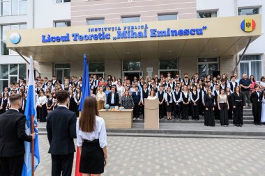 Mihai eminescu lisesinde öğrenciler ve öğretmenlerle yapılan okul töreni. 2 Eylül 2024 Balti Moldova.