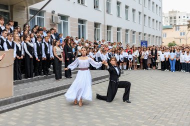 Çeşitli okul toplantıları ve öğrenci dans gösterileri. 2 Eylül 2024 Balti Moldova.