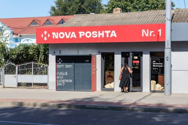 Nova poshta servis merkezini ziyaret eden bir kadın. 9 Eylül 2024 Balti Moldova.