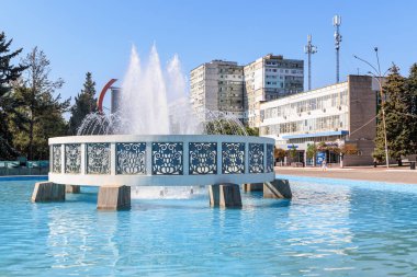 Açık bir günde yüksek binaları olan zarif şehir çeşmesi. 9 Eylül 2024 Balti Moldova.