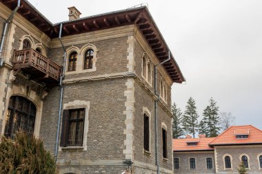 Balkonlu tuğla bina, Cantacuzino Kalesi. 15 Aralık 2024 Busteni Romanya.