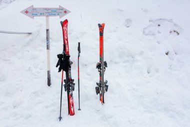 Canlı kayaklar ve kışın dağ levhası olan karlı bir manzara. 15 Aralık 2024 'te Romanya.
