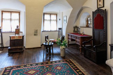 Ahşap zemini ve mavi halısı olan bir oda, Drakula Kalesi. 16 Aralık 2024 Bran Romanya.