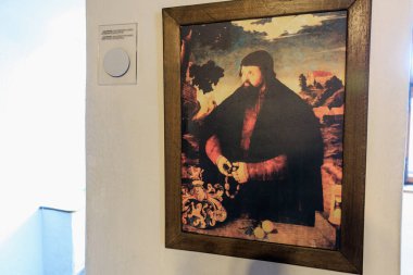 Drakula Şatosu 'nda insan bir tabloda tasvir edilir. 16 Aralık 2024 Bran Romanya.