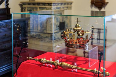 Taç, Drakula Kalesi 'ndeki cam bir kutuda sergileniyor. 16 Aralık 2024 Bran Romanya.