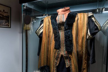 Drakula Kalesi 'nde siyah ve altın rengi bir ceket giyen manken. 16 Aralık 2024 Bran Romanya.