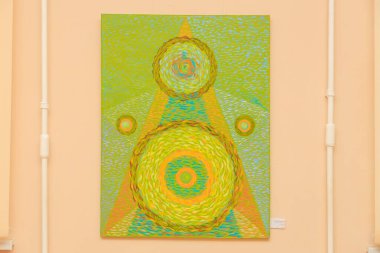 Ortasında sarı bir çember olan yeşil bir üçgenin resmi. Resim soyut ve bir sürü yeşil ve sarı renklere sahip. 12 Mart 2024 Balti Moldova