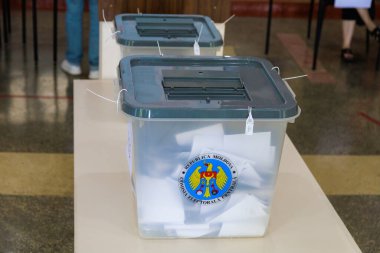 Moldova seçim merkezinde saydam oy sandığı. 11 Temmuz 2021 Beltsy, Moldova.