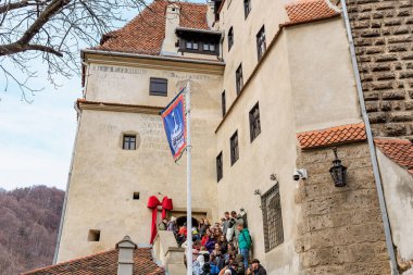 Bir grup insan bir binanın dışında, Kont Drakula 'nın kalesinde duruyor. 16 Aralık 2024 Bran Romanya.