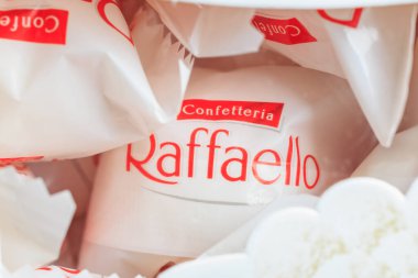 Raffaello konfetteria şekerleme paketinin yakın çekimi. 11 Ocak 2025 Balti Moldova.