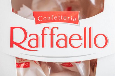 Raffaello, kırmızı logo ve beyaz arkaplan ile yakın plan paketleme. 11 Ocak 2025 Balti Moldova.
