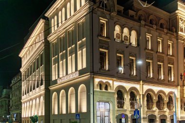 Geceleyin tarihi binanın aydınlatılmış neoklasik mimarisi. 8 Mart 2025 Bükreş Romanya.