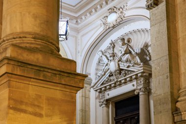 Tarihi binanın içini heykel figürlerle süslemek. 8 Mart 2025 Bükreş Romanya.