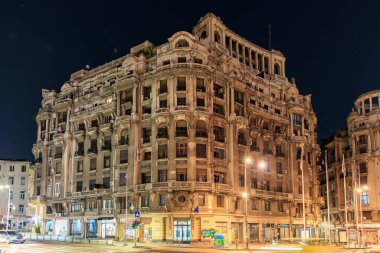 Görkemli tarihi bina gece güzel mimari detaylarla aydınlatılmış. 8 Mart 2025 Bükreş Romanya.