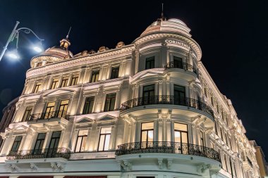 Aydınlatılmış tarihi Corinthia Oteli 'nin gece manzarası. 8 Mart 2025 Bükreş Romanya.
