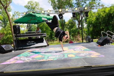 Erkek break dansçı park etkinliğinde amuda kalkıyor. 31 Mayıs 2024 Balti Moldova.