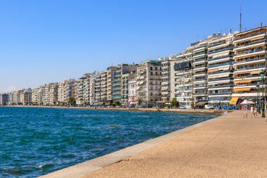 Arka planda bir şehir olan güzel mavi bir okyanus. Su sakin ve gökyüzü berrak. 8 Ağustos 2024 Selanik Yunanistan