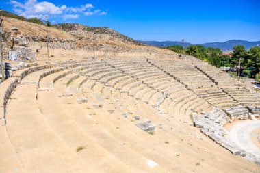 Seyirci için sahnesi ve oturma yeri olan büyük taştan bir amfi tiyatro. Yunanistan 'ın antik Filippi kentinin kalıntıları
