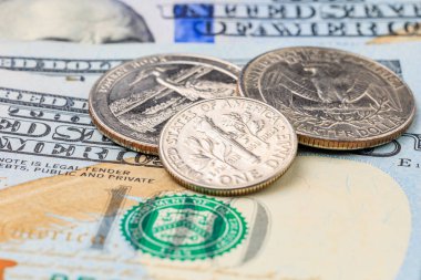 Yeşil ve beyaz bir gaganın üzerinde üç tane parlak gümüş sikke var. Bozuk paralar bozuk para, on sent ya da nikel olabilir. Ve fatura da bir dolarlık banknot.