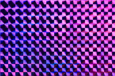 Mavi ve mor arkaplanı olan mor ve siyah kareli bir desen. Kare ve üçgenlerden oluşuyor.