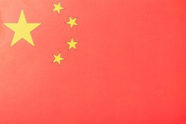 Kırmızı arka planda beş sarı yıldızlı Çin ulusal bayrağı.