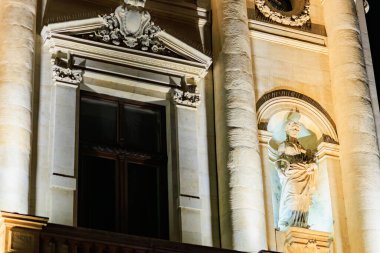 Geceleri süslü heykelleri olan tarihi Avrupa mimarisi.