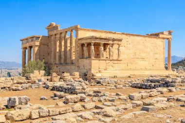 Bina eski ve bir sürü taşı var. Çölde ve etrafında bir sürü kaya var, Atina 'da Akropolis.