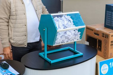 Kafkas erkek yetişkin piyango bileti davuluyla çekiliş yapıyor. 2 Ekim 2023 Balti Moldova.