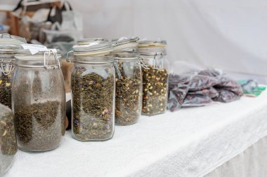 Bir markette sergilenen cam kavanozlarda çeşitli bitki çayları. 15 Şubat 2024 Balti, Moldova.