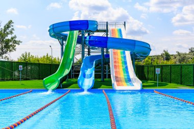 Kaydırak ve çeşmeli bir havuz. Kaydırak yeşil ve çeşme beyaz. 8 Haziran 2024 Balti Moldova