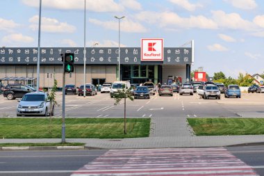 Arabaları ve mavi gökyüzü olan bir süpermarketin otoparkında. 27 Haziran 2024 Balti Moldova.