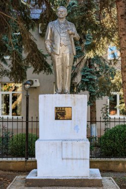 Şehir parkı ortamındaki tarihi beyaz erkek figürünün bronz heykeli, Lenin. 13 Ekim 2024 Basarabeasca Moldova.