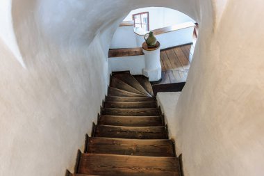 Tahta basamaklı sarmal merdiven, Drakula kalesi. 16 Aralık 2024 Bran Romanya.