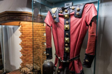 Kırmızı ve siyah ceket, Drakula Kalesi 'nde cam bir kutuda sergileniyor. 16 Aralık 2024 Bran Romanya.