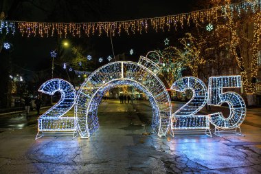 Aydınlatılmış sayılar ve yanıp sönen ışıklarla 2025 sokak süslemeleri. 27 Aralık 2024 Balti Moldova.