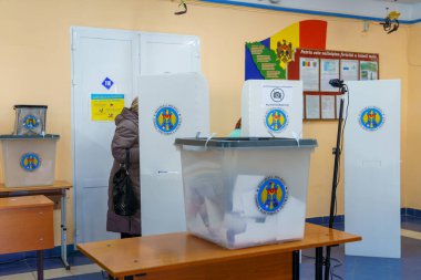 Seçim odasında oy sandıkları ve mahremiyet ekranları olan kabinler. 21 Kasım 2021 Balti, Moldova.