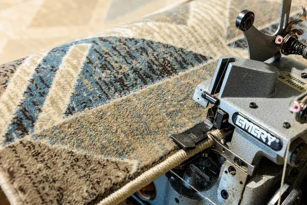 Tekstil üretiminde halı serme makinesinin yakın çekimi. 9 Ocak 2024 Balti, Moldova.