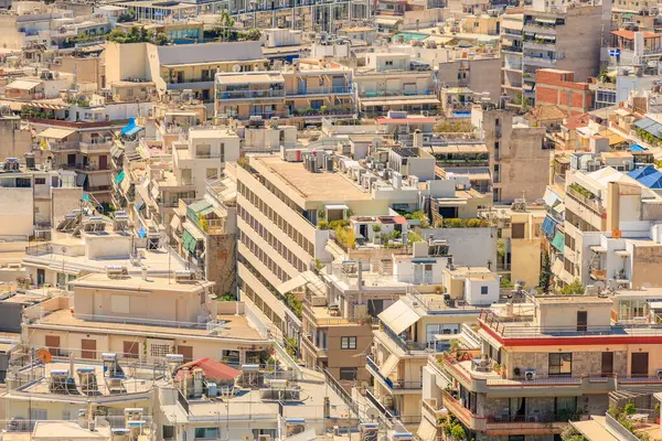 Bir sürü binası ve mavi gökyüzü olan bir şehir manzarası. Binaların çoğu beyaz ve gökyüzü temiz. 9 Ağustos 2024 Atina Yunanistan