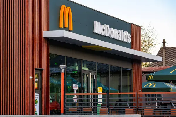 Popüler küresel fast food zinciri McDonald 's. 21 Ekim 2024 Balti Moldova.