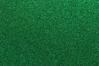 Bir sürü çimen ve birkaç küçük toprak parçası olan yeşil bir alan. Çimler yemyeşil ve yemyeşil. Toprak tarlaya saçılmış. Sahne, yeşil çimenler gibi huzurlu ve sakin.