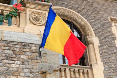 Romanya bayrağı, ulusal gurur ve şenlik sergileyen tarihi yapıya dikildi.