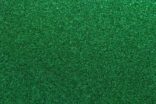 Bir sürü çimen ve birkaç küçük toprak parçası olan yeşil bir alan. Çimler yemyeşil ve yemyeşil. Toprak tarlaya saçılmış. Sahne, yeşil çimenler gibi huzurlu ve sakin.