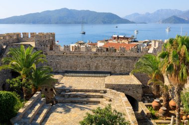 Marmaris şehrinin antik şehir kalesi. Seçici odaklı arkaplan ve metin için alanı kopyala.