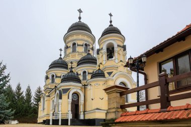 Moldova Cumhuriyeti 'ndeki Capriana Manastırı. Seçici odaklı arkaplan ve metin için alanı kopyala