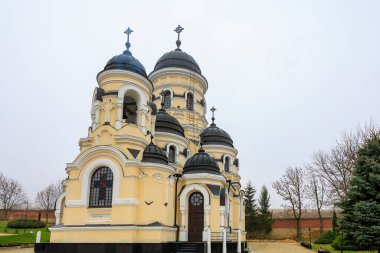 Moldova Cumhuriyeti 'ndeki Capriana Manastırı. Seçici odaklı arkaplan ve metin için alanı kopyala