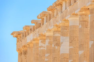 Bina taştan yapılmıştır ve bir sürü sütunları vardır. Sütunlar çok uzundur ve eşit aralıktadır. Binanın tarihi ve çok eski bir görünümü var, Atina 'daki Akropolis.