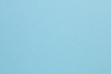 Ortasında beyaz nokta olan mavi bir arkaplan. Arka plan çok açık ve havadar, açık, parlak bir gün izlenimi veriyor, origami kağıdının dokulu arkaplanı