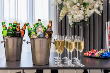 Kutlama masasında bira kovaları ve şampanya kadehleriyle. 19 Eylül 2024 Balti, Moldova.